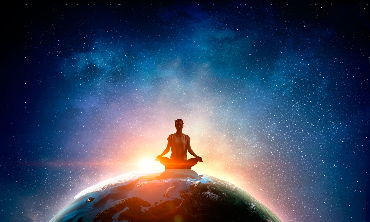 mujer-meditando-y-universo-de-fondo mujer meditando
