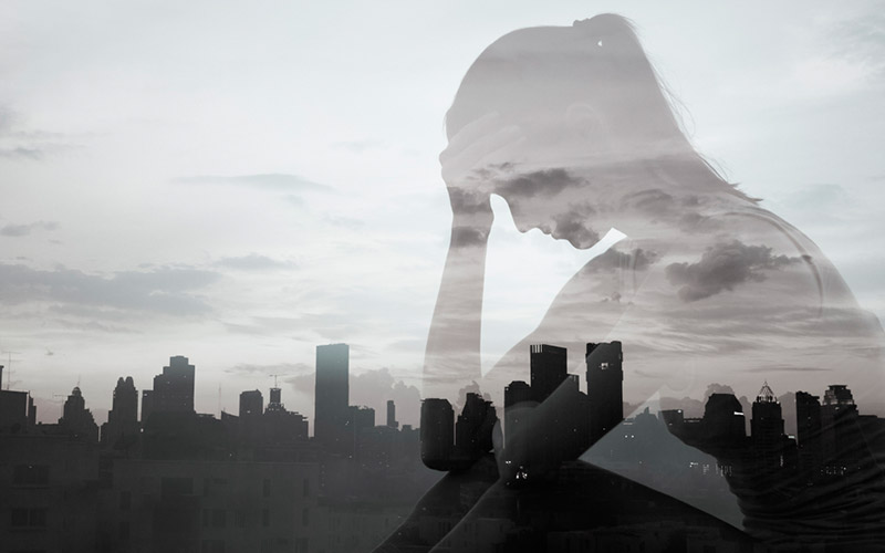 mujer con depresión y ansiedad por canícula