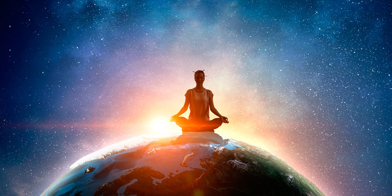 mujer meditando sentada